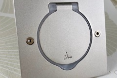 Prise à clapet étanche IP44 carrée acier satin Platinum